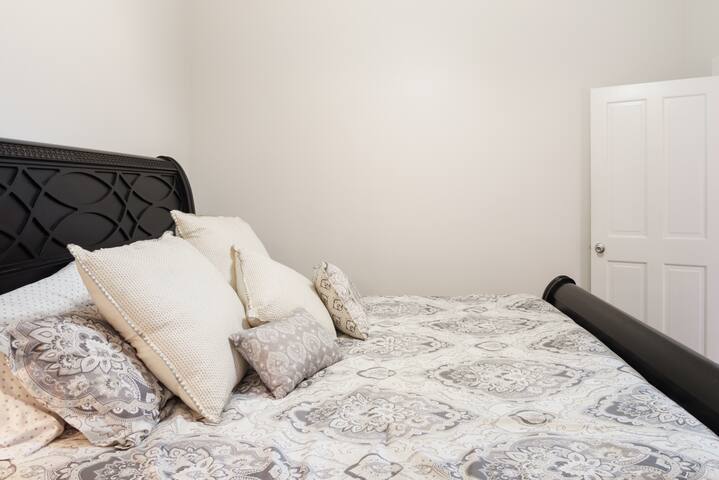 Get Cozy Cottage Vibes Just Steps from St. Charles Avenue gallery image 5