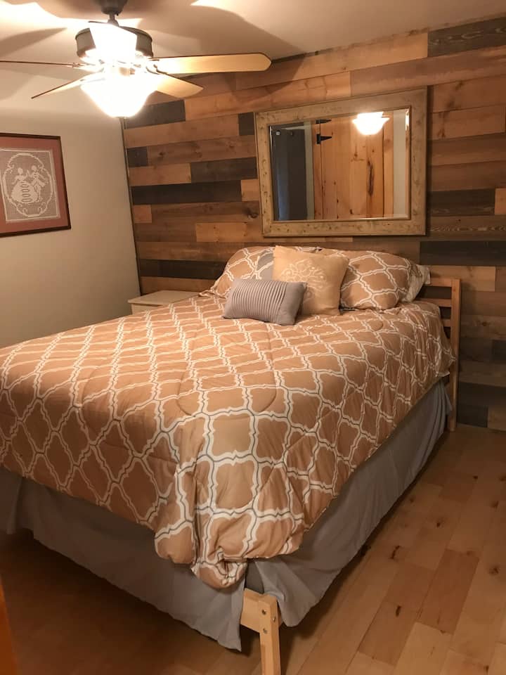 Cozy Cottage Room w/queen bed