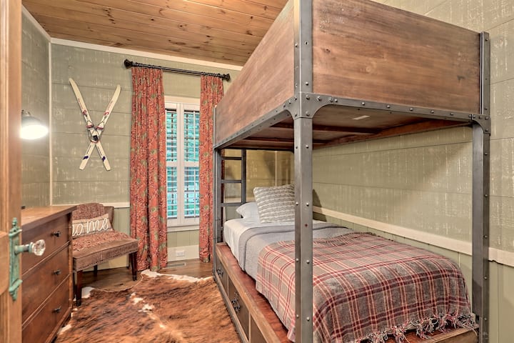 ห้องนอนชั้นบนในบ้านหลักมีเตียงสองชั้นสไตล์ชนบทสกีโบราณและพรมหนังวัวแท้