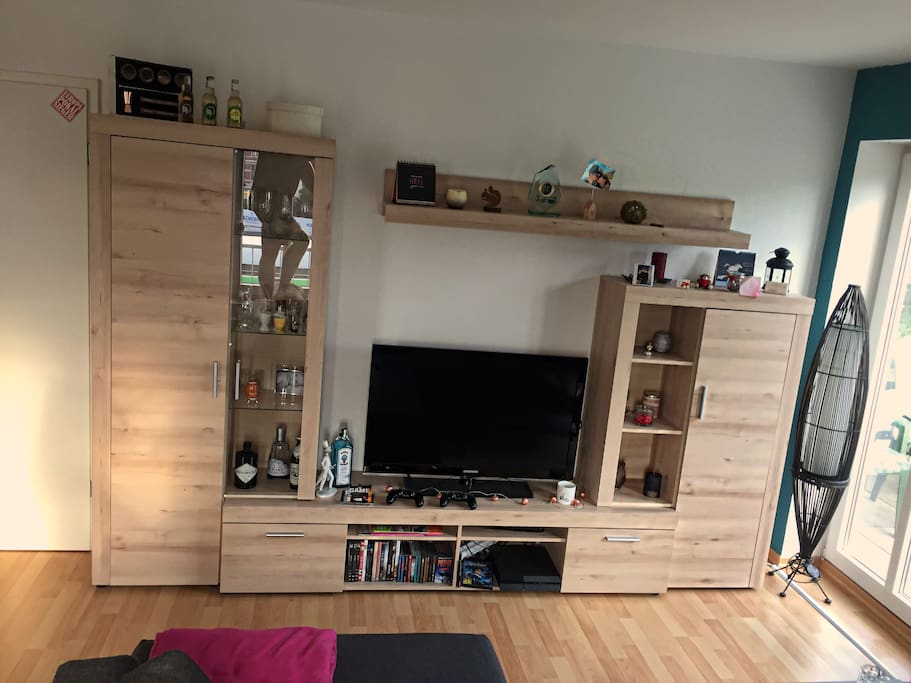 Wohnwand mit TV und viel Stauraum.