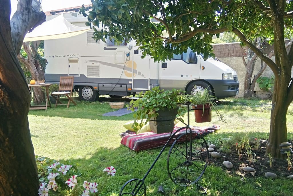 Alojamiento en autocaravana en zona jardín