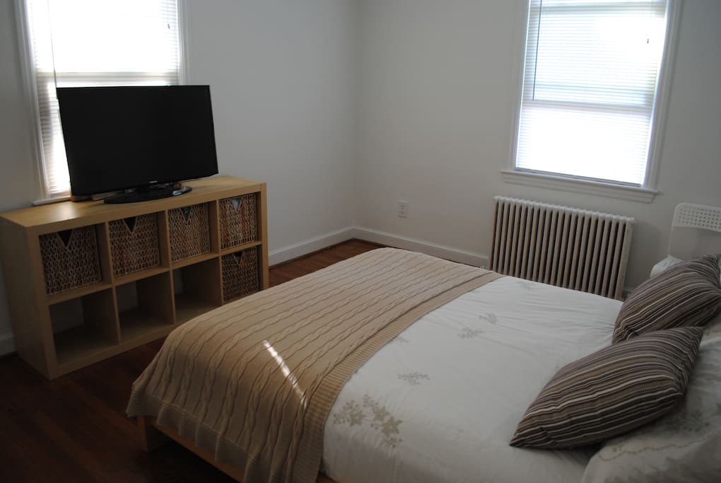 Smart TV, no cable, no antenna. Connected to Netflix and Amazon Video via wifi. Empty drawers and baskets for clothes.