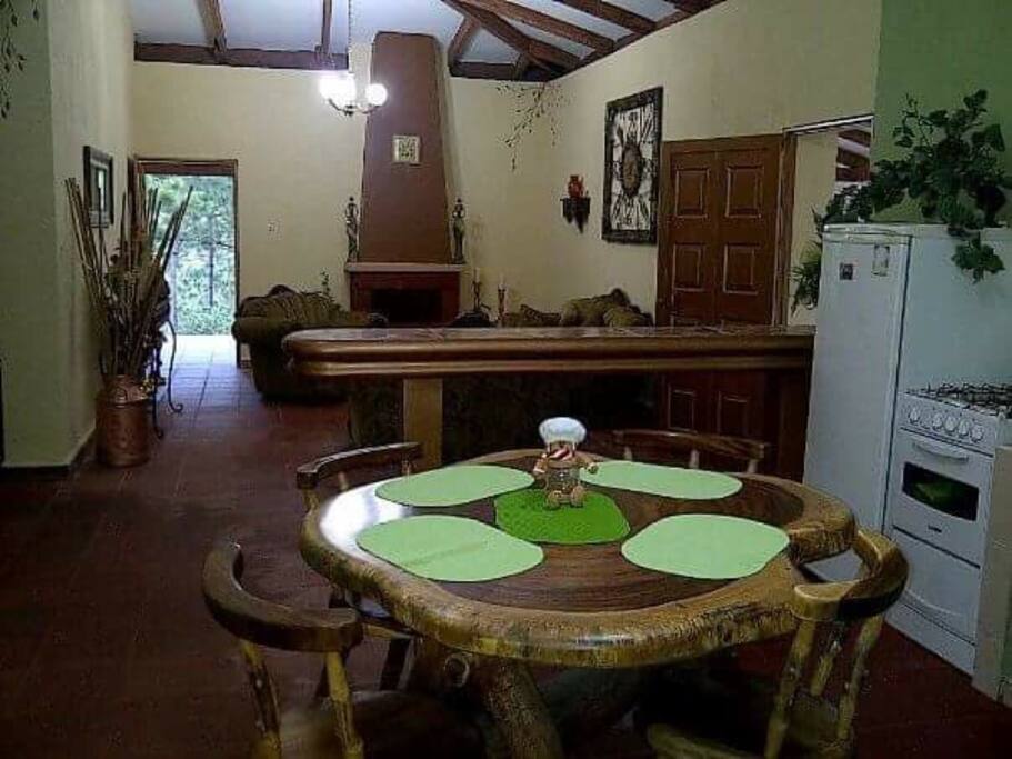 Cocina con refri, microondas, estufa , hornilla , cafetera , utensilios esenciales