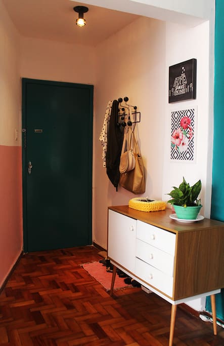 Esse é o nosso hall de entrada, temos um cabideiro pra deixar bolsas e casacos e um tapetinho para os calçados. Aqui andamos descalços pela casa =)