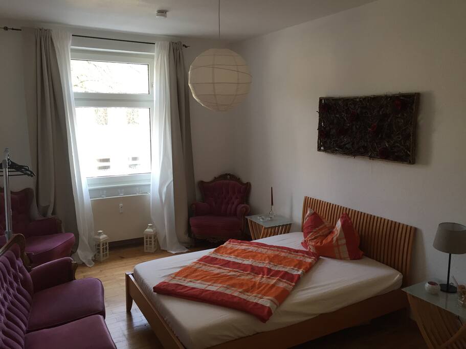Die Wohnung liegt in einer ruhigen Straße. Parkmöglichkeiten sind vor der Wohnung möglich (Anwohnerparken).