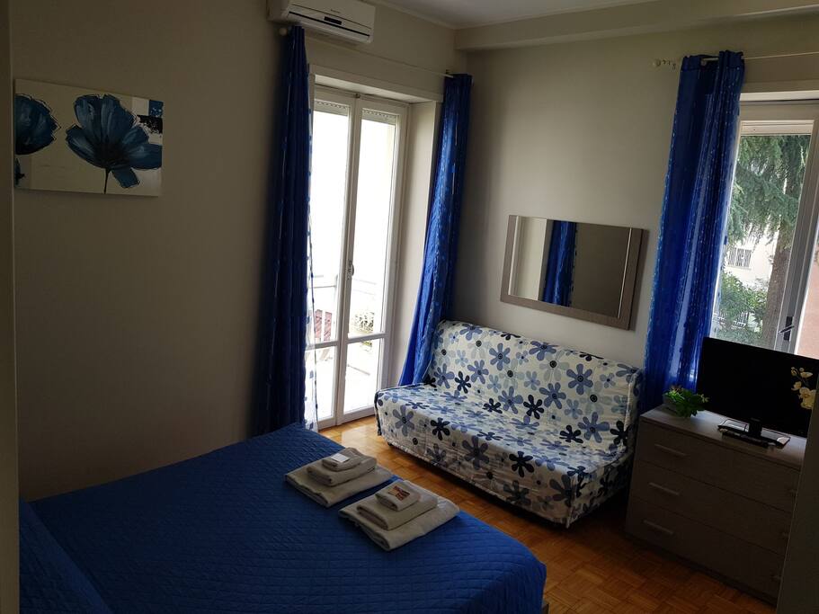 stanza quadrupla con letto matrimoniale e divano letto con bagno privato interno