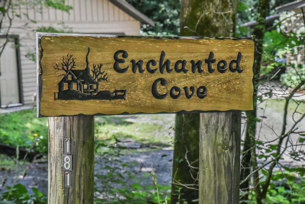 Welcome to "Enchanted Cove" nested between two little creeks at the base of a mountain 20 minutes from downtown Asheville.