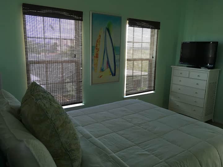 Altra camera da letto queen-size con TV