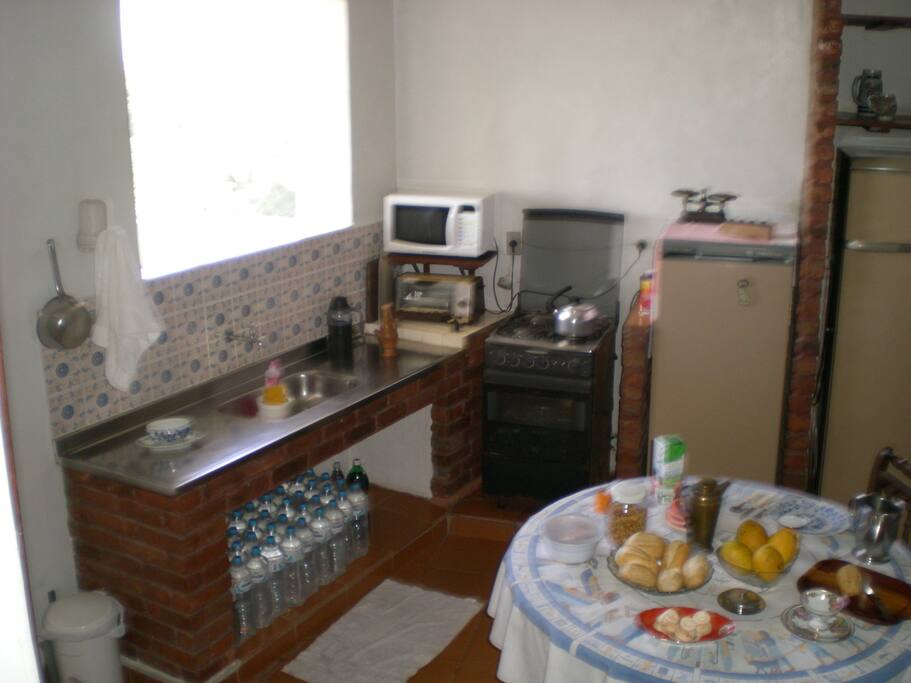 Cozinha prática e equipada.
