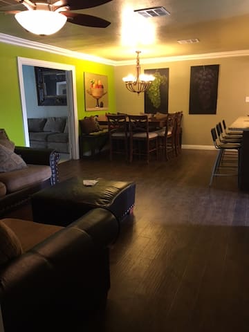 6bd, 4 bath, 2 liv rm house w/ pool. 7 min strip gallery image 2