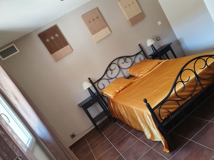 חדר השינה משקיף על המרפסת שלכם, ולא מתעלמים ממנו