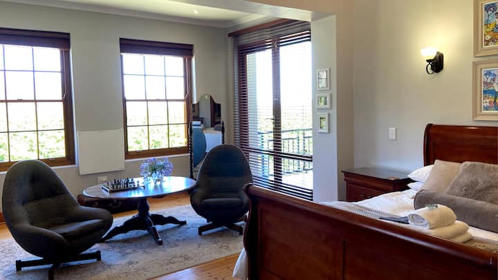 Მთავარი საძინებელი დიდი საწოლითა და მოსასვენებელი სივრცით. 