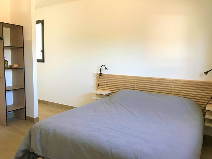 ห้องสวีทหลักอยู่ที่ชั้นล่าง
แพคเกจผ้าปูที่นอนและชุดผ้าเช็ดตัวตามคำขอ