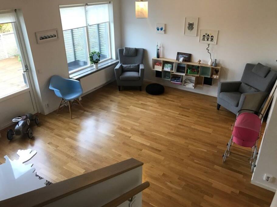 Vardagsrum från trappan