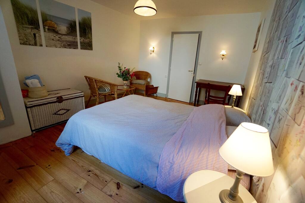La chambre très spacieuse avec coin salon et bureau