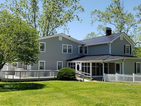 New River Gorge 8 bedroom, hot tub, heated pool.