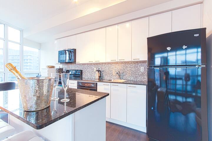 Elegant 2 BD Waterfront Condo Downtown Toronto gallery image 3
