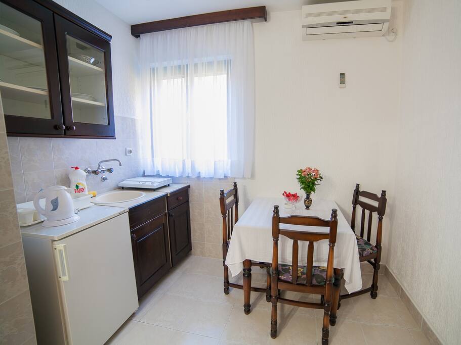 Kitchenette and dining area