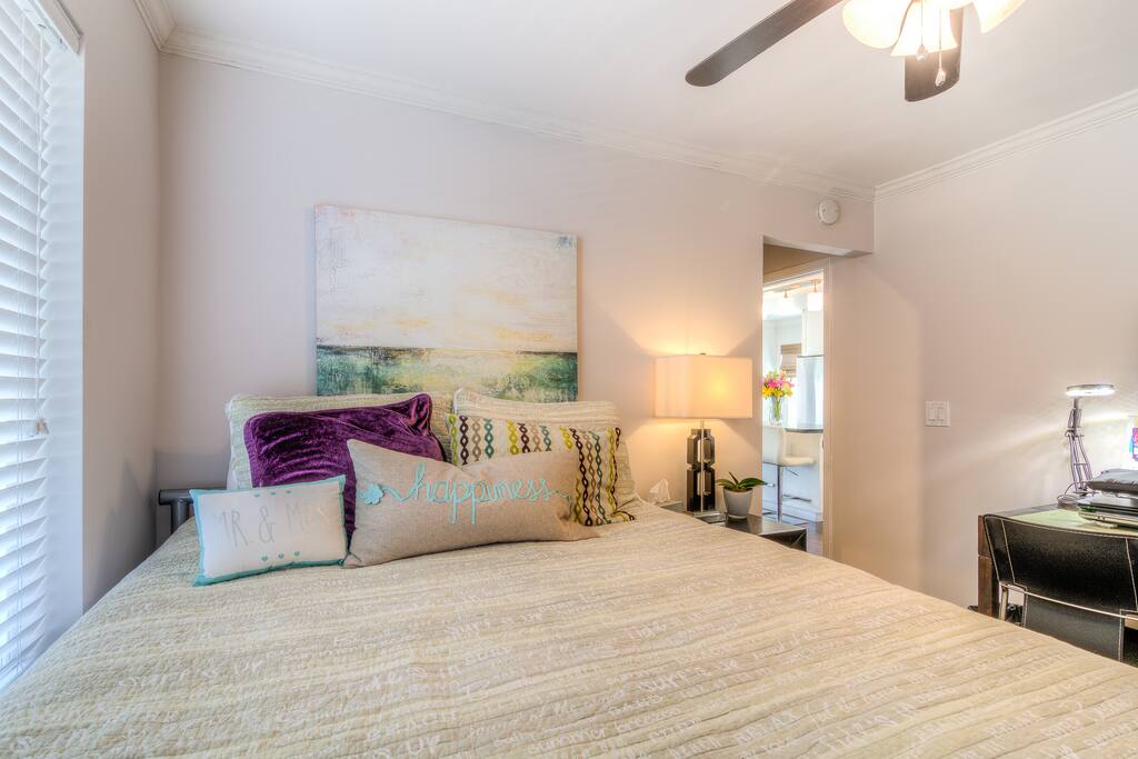 Bedroom 1 (Queen bed)