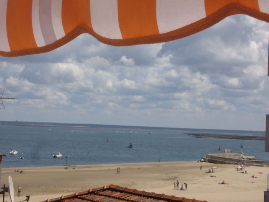 Vue plage depuis la terrasse de l'appartement que vous occuperez