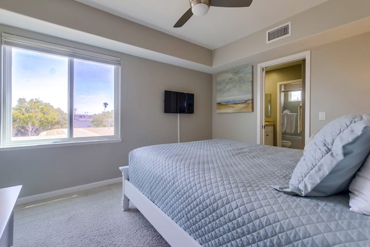 ห้องโถงห้องนอนพร้อมเตียงขนาดควีนไซส์