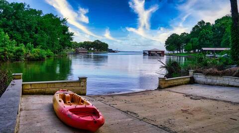 Happy Acres Lakehouse on 30+ acres!