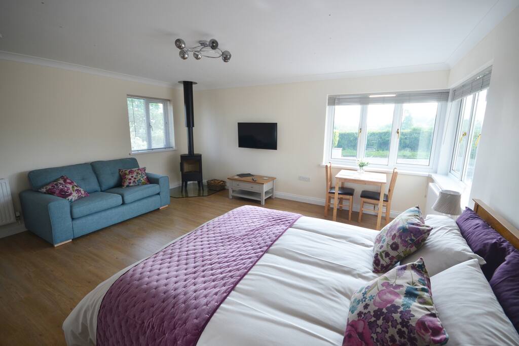 Light, bright room which gets the early morning sunshine