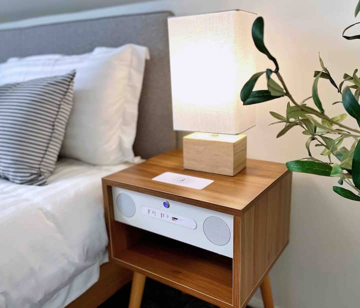 Интелигентно нощно шкафче с телефон, Bluetooth и лампа за движение