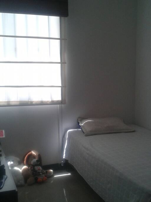 Habitación 1: Cuenta con cama de 90 cm x 190 cm. Ropa de cama, armario para ropa, souvenir. toalla, baño privado con ducha caliente fuera de la habitación, implementos de aseo, piscina, ascensor, parqueadero, uso de cocina, zona de ropas