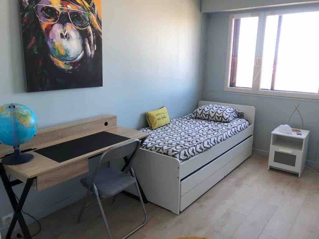 The second bedroom has a 90cm bed and a desk. Abundant storage Note that the wifi signal is weak in this room. 
The second bedroom has a twin bed and a desk. The wifi signal is not very strong in this room. 