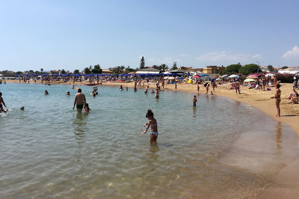 Spiaggia con stabilimento e ristorante antistante l'abitazione