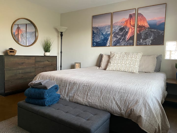 Მასტერ-საძინებელი - King Bed, Vanity-ის სარკე და დიდი კომოდი. 