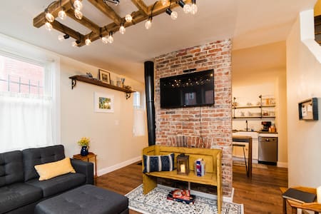 Adorable North Side Carriage House