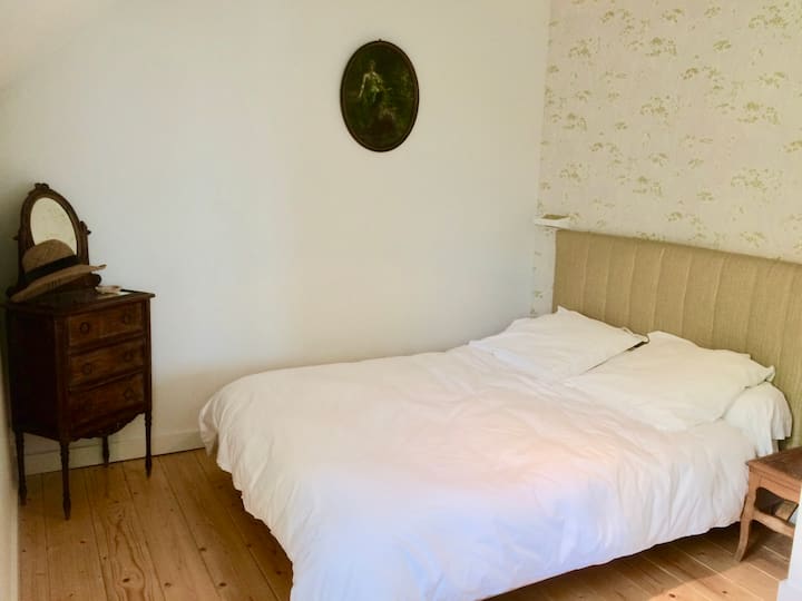 Spálňa v záhrade. Južná orientácia. Posteľ je široká 140 cm. Komoda a šatník.