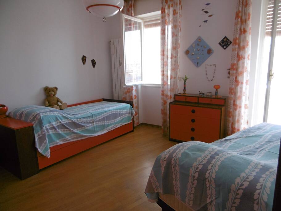 Camera da letto con due letti singoli con affaccio a est e balcone annesso