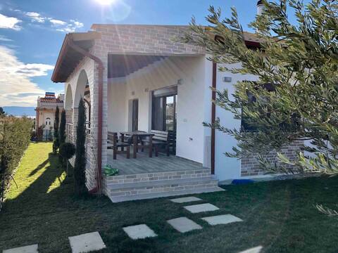 Paralia Ofrinio House and Garden