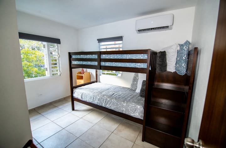 Soba br. 3: krevet na kat (dva bračna kreveta), klima-uređaj, velika ogledala, stalak za prtljagu i ukusne plahte. 