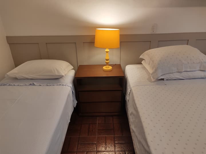 Suite Sabiá 1 cama tamaño king + 1 cama individual con colchón incorporado. Esta suite tiene bañera profunda