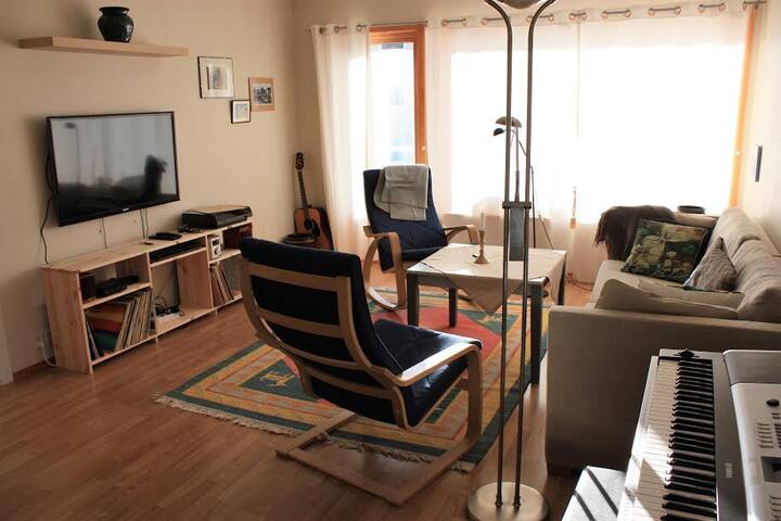 3 bedrooms,  1 to 6 guests, access flat