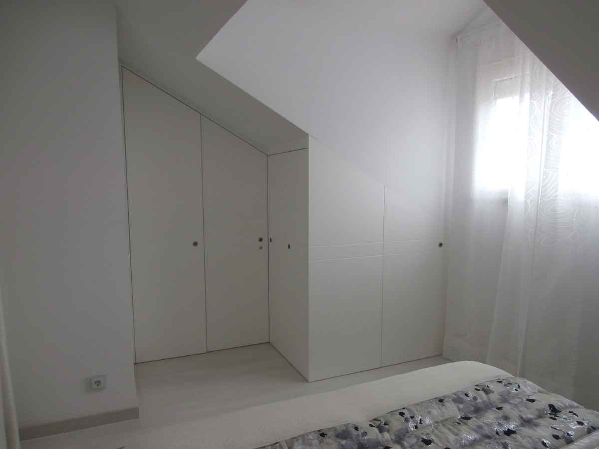 Მეორე საძინებელი. საწოლის გამოყოფა შესაძლებელია 2 ერთადგილიან საწოლზე.