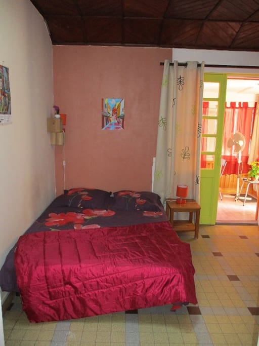 lit double dans la chambre