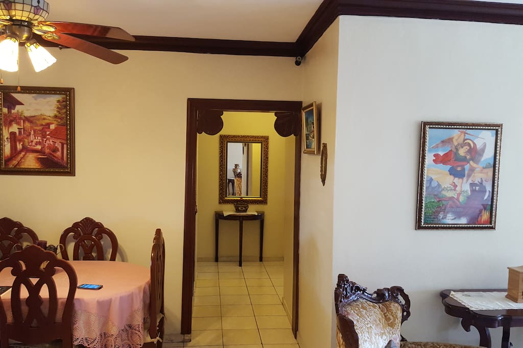 Entrada al área de baño principal y habitaciones