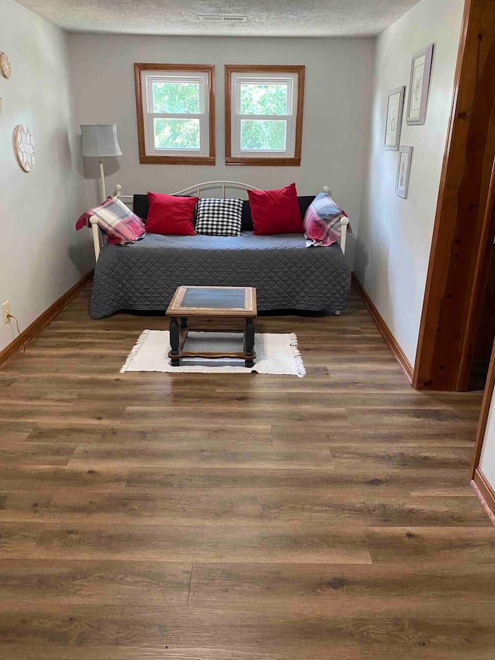 Простор за седење на горниот кат помеѓу двете спални соби.  Дневниот кревет е брачен кревет (широк 150-179 см) со брачен кревет (широк 180-179 см)