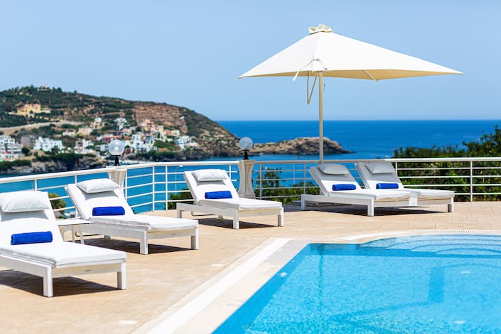 Promitheas Villa, with Pool & Heated Spa Whirlpool