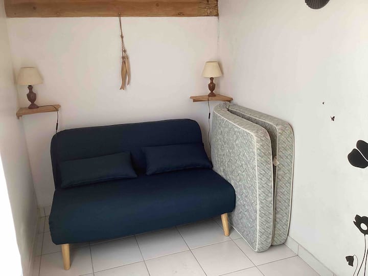 Dhomë me pamje nga veranda me BZ, e cila mund të përdoret si dhomë për 1 person. Ose strehimore çarçafësh për t 'u tharë, vendos valixhet... dhomë lojërash për fëmijë!! Mund të mbyllet (nga brenda ose nga jashtë) nga një qepen me rrota.