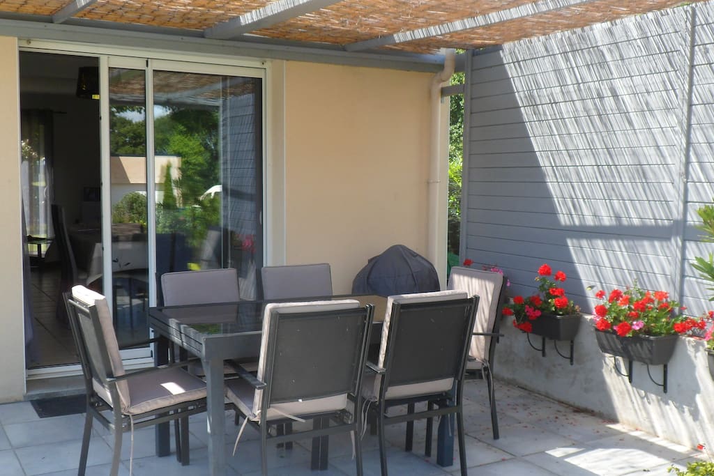 Pergola ombragée (canisses) et possibilité d'accrocher une toile. Possibilité d'ajouter une table.
