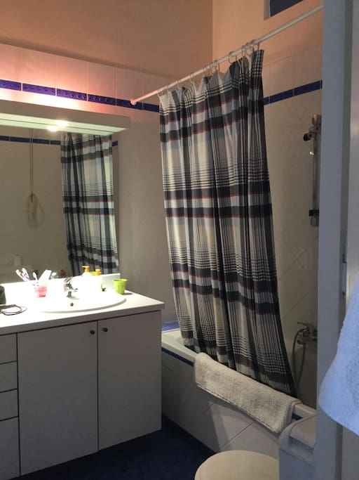 La salle de bain privative avec wc