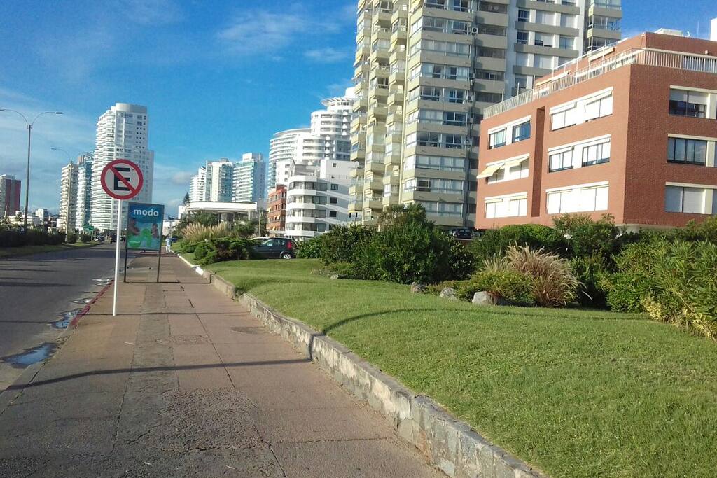 Vista del edificio Sobre la rambla playa Mansa.