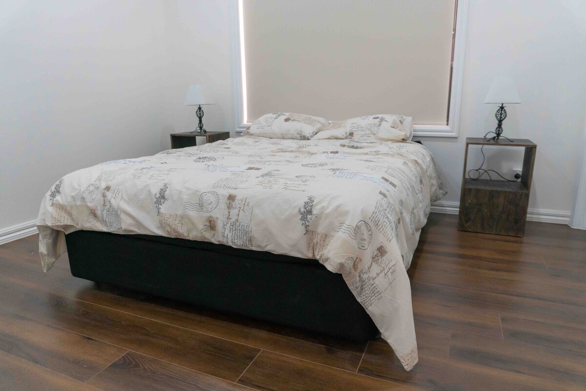 Glavna spavaća soba sa spojenom kupaonicom i ogrtačem : bračni krevet (širine 150-179 cm)