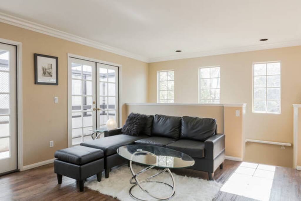 Enjoy all the sunlight of Los Angeles through our windows